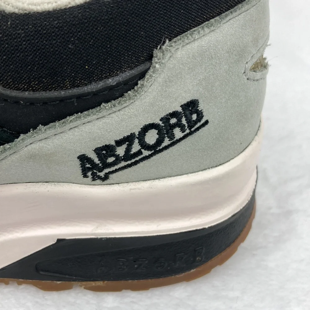 New Balance Women’s Abzorb Black and Gold Sneakers sz 6.5